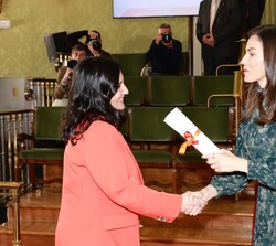 Doña Letizia hace entrega del premio “Fundación Real Academia de Ciencias de España al Joven Talento Científico Femenino” en la categoría 